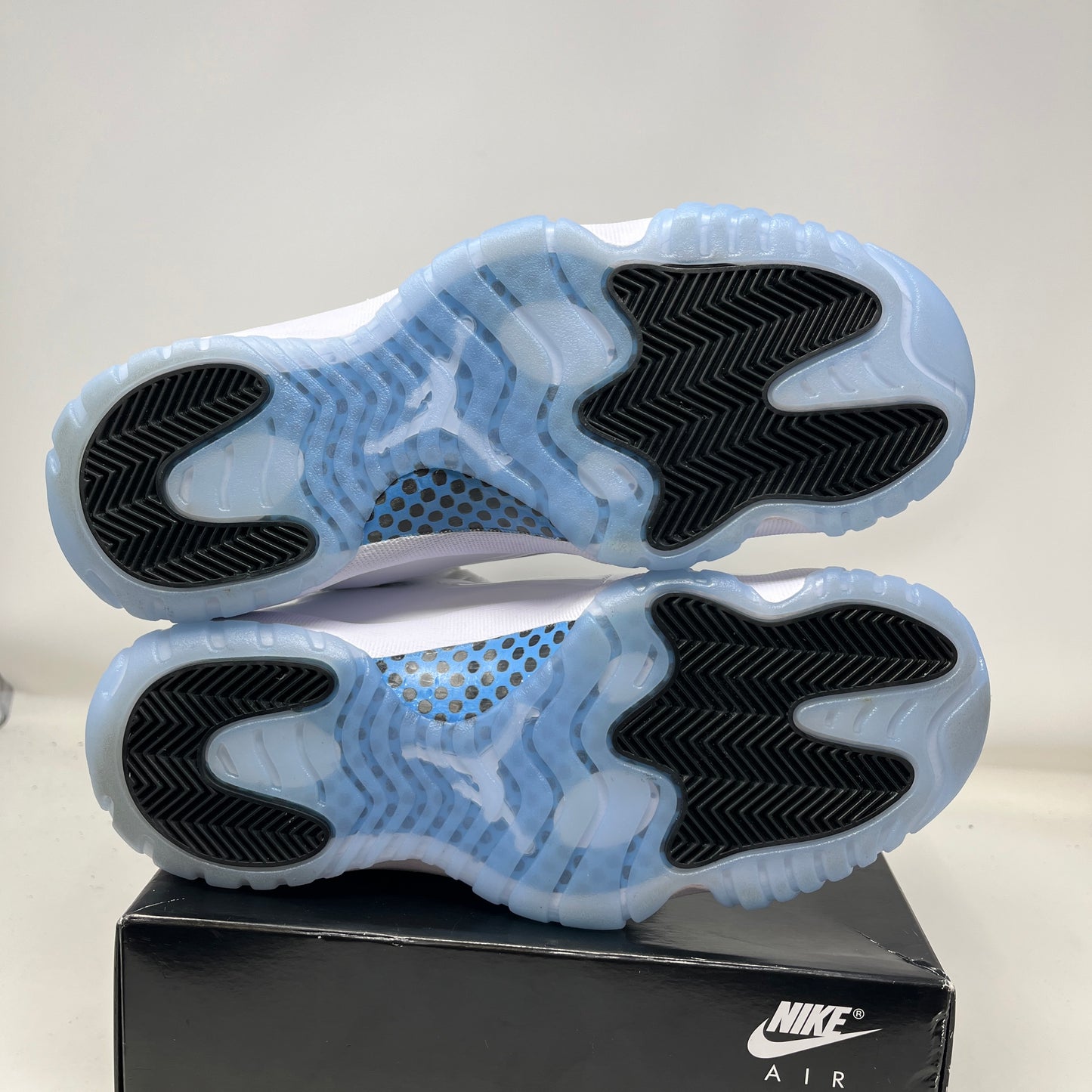 Jordan 11 Retro Legend Blue (2024) Used