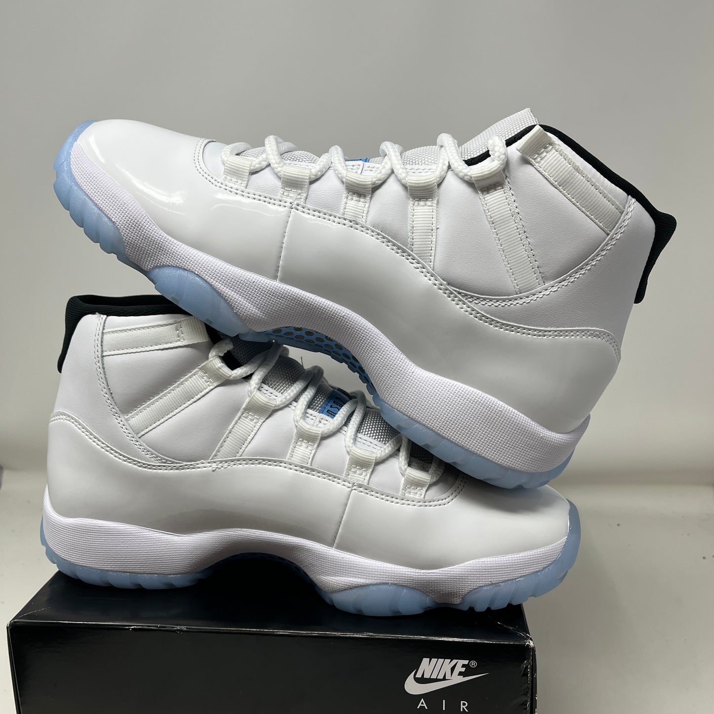 Jordan 11 Retro Legend Blue (2024) Used