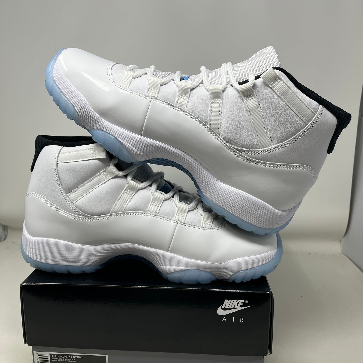 Jordan 11 Retro Legend Blue (2024) Used