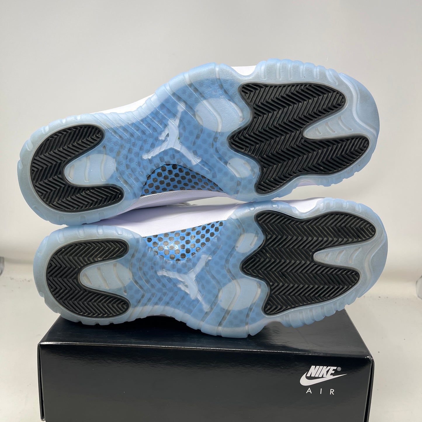 Jordan 11 Retro Legend Blue (2024) Used