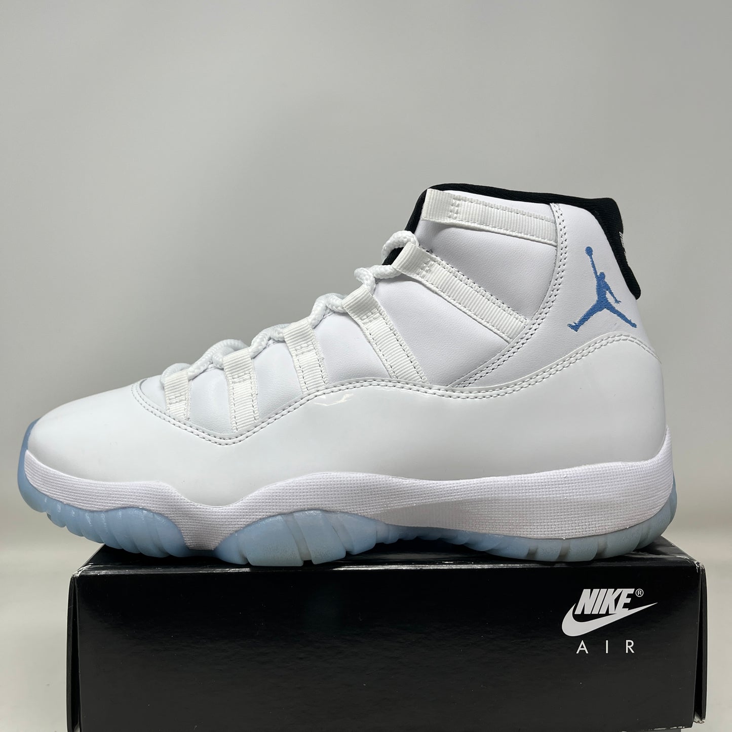 Jordan 11 Retro Legend Blue (2024) Used