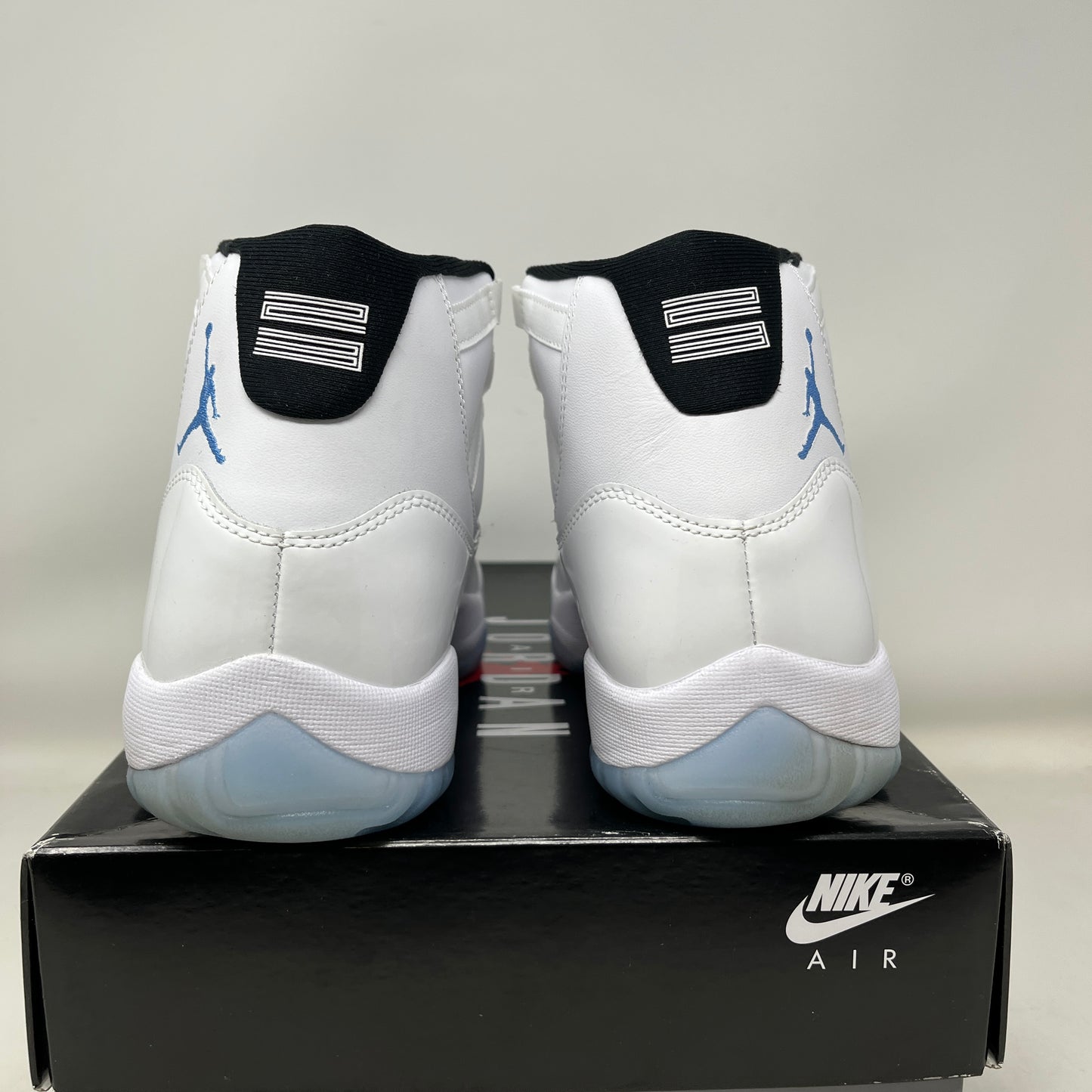 Jordan 11 Retro Legend Blue (2024) Used