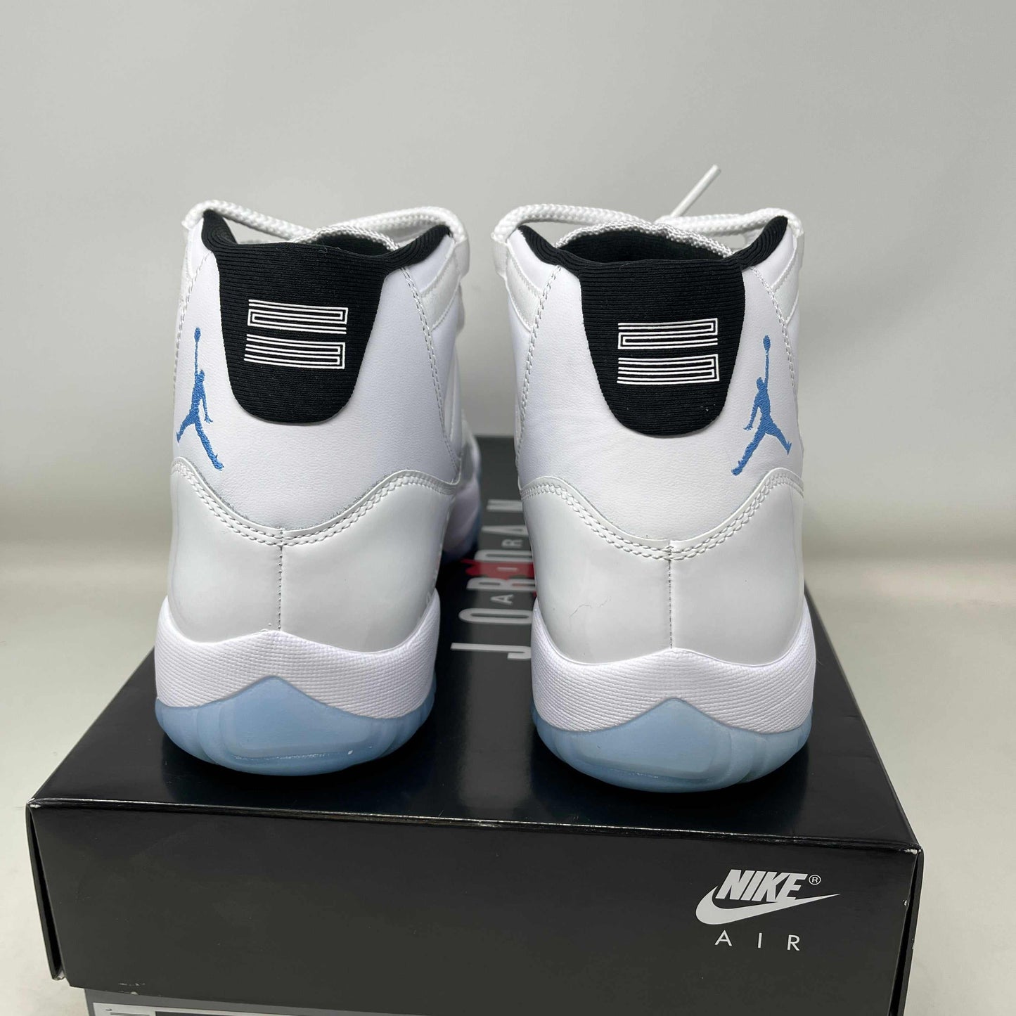 Jordan 11 Retro Legend Blue (2024) Used