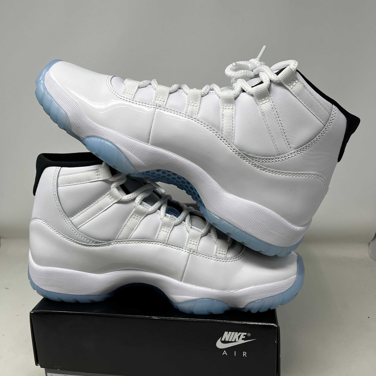Jordan 11 Retro Legend Blue (2024) Used
