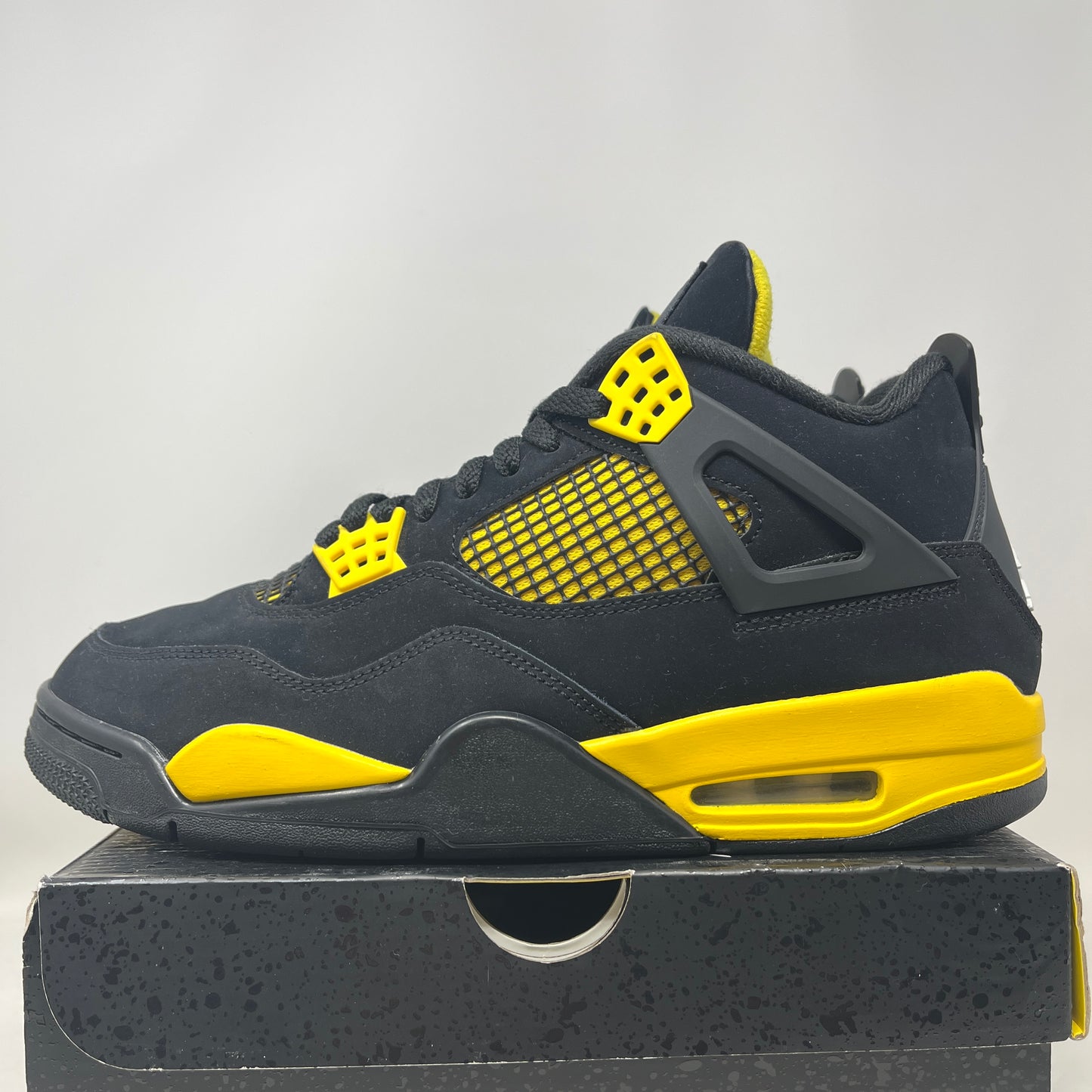 Jordan 4 Retro Thunder (2023) Used