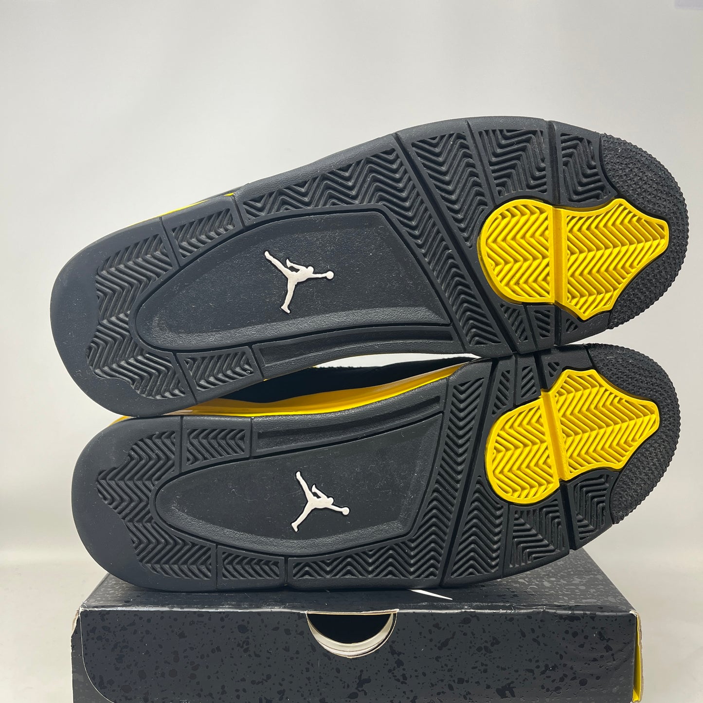 Jordan 4 Retro Thunder (2023) Used