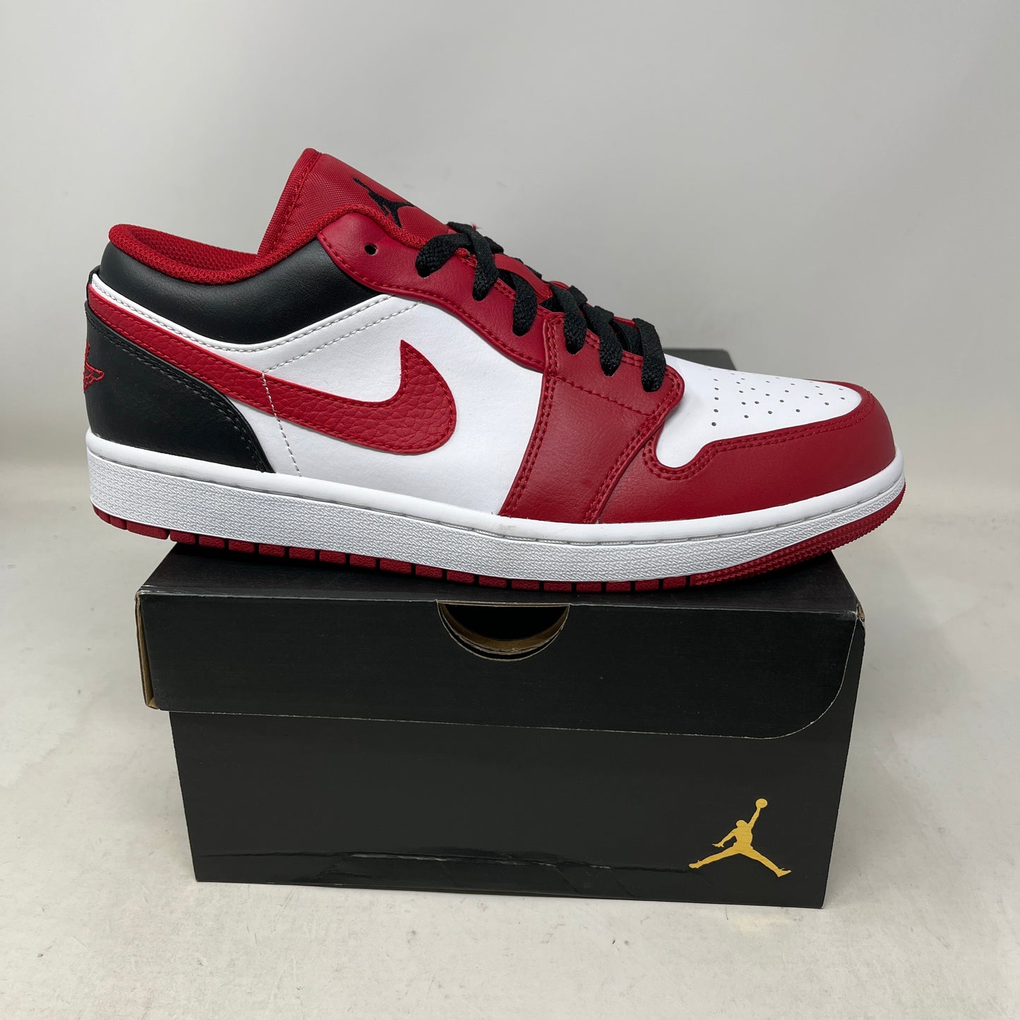 Jordan 1 Low Bulls