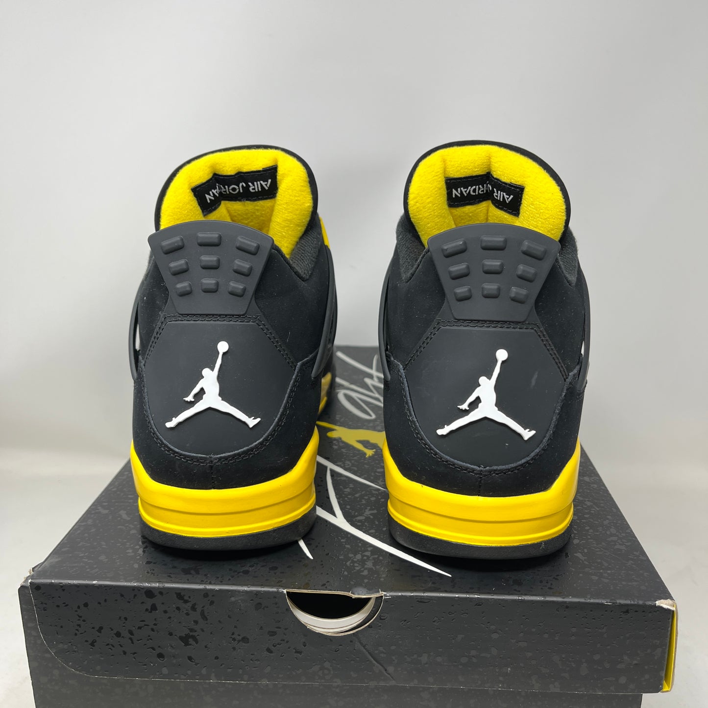 Jordan 4 Retro Thunder (2023) Used