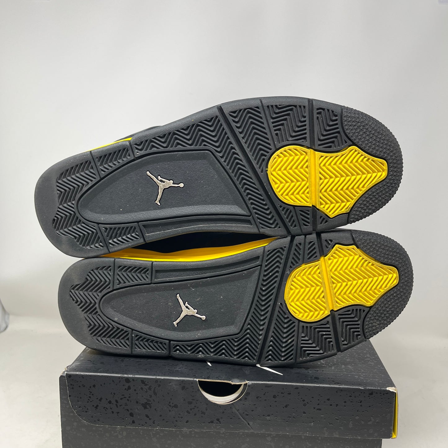 Jordan 4 Retro Thunder (2023) Used